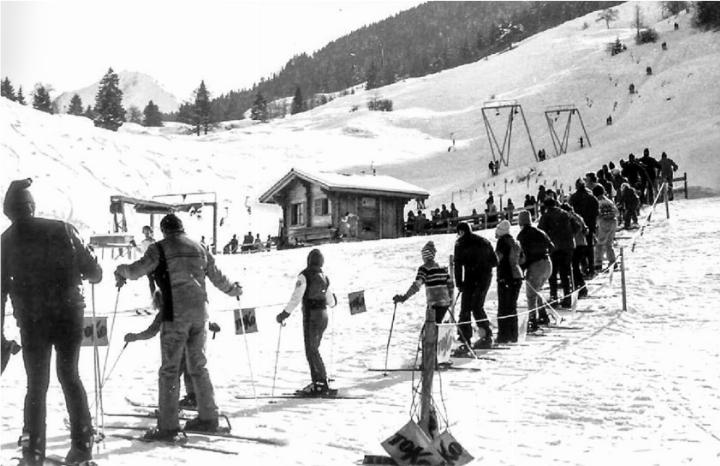 Seit rund fünf Jahrzehnten erleichtern die Skilifte Aeschiallmend und Allmispitz sowie ein Trainingslift das damals noch nicht ganz staubfreien Strasse. Seit nunmehr 100 Jahren ist Aeschi per Postautokurs mit Spiez