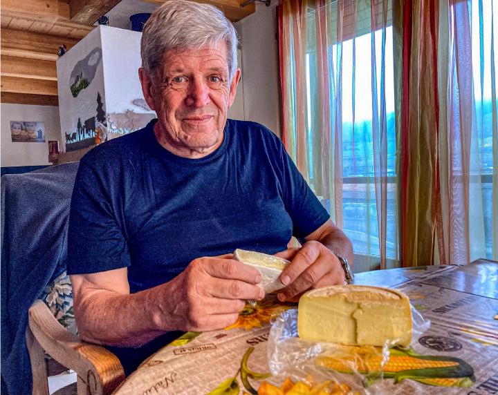 Der Käse-Sommelier Rudolf Rubin mit einem seiner eigenen Weichkäse und einem Hondrich-Mutschli, das in einer von ihm gebauten Käserei hergestellt wurde. BILD: HANS RUDOOLF SCHNEIDER