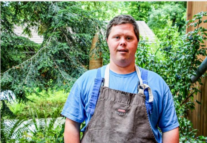 Der langjährige Bewohner und Mitarbeiter Christian Germann begrüsste die Gäste in der Töpferei.