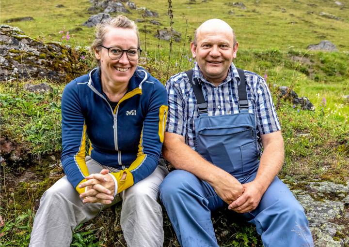 Nationalrätin Aline Trede und Grossrat Ernst Wandfluh hatten viel zu bereden bei der Wanderung zur Alp Tälli. BILD: MICHAEL SCHINNERLING