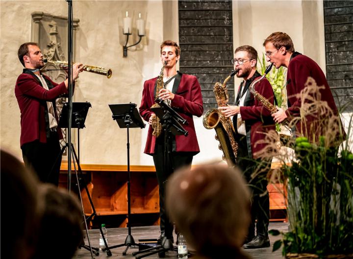 Das katalanische Saxofon-Quartett Kebyart fühlt sich sichtlich wohl in Adelboden. Die begnadeten Musiker traten am Freitag gleich dreimal auf: am Schulkonzert im Gruebibad, an der offiziellen Eröffnung des Festivals und anschliessend in der Dorfkirche zum Eröffnungskonzert. BILD: SABINE BURGER