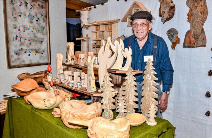 Für ihn war die Ausstellung in Reichenbach eine Premiere: Heinz Michel aus Frutigen mit seinen Holzkreationen.