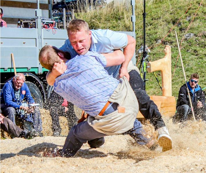 Sven Klossner (unten) gegen Hanspeter Luginbühl. BILD: MARLIES BIRCHER