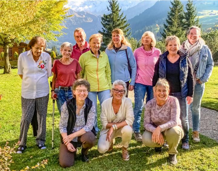 Die GewinnerInnen des Blumenwettbewerbs. Vorne v. l.: Erika Hari, Christine Behrens-Reusser (Organisatorin) und Monika Inniger. Hinten v. l.: Magdalena Wäfler, Doris und Peter Oester, Maya Däpp, Margot Trummer, Margrit Josi, Annemarie Bircher, Sabine Bircher. Abwesend: Doris Trummer, Vroni Josi. BILD: ZVG