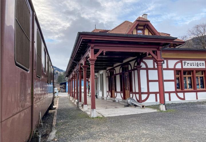 Der historische Bahnhof von Frutigen aus dem Jahr 1901 soll die Kulisse für das nächste Freilichttheater sein. BILD: HSF