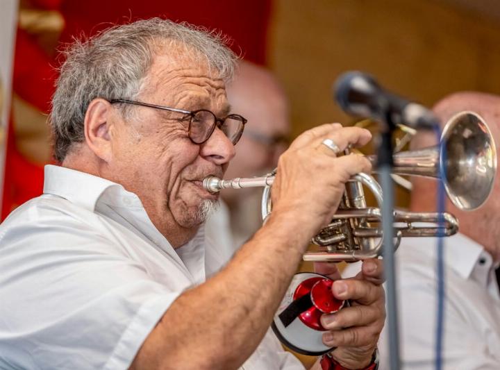 1: Er war wie immer eine der prägenden Figuren des «Jazz am Doldenhorn»: Franz Wosnitza.