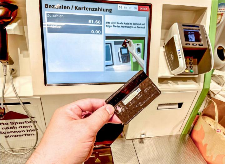Zum Wochenbeginn war in den Coop-Filialen mit «Plastikgeld» nichts mehr anzufangen, auch Twint funktionierte nicht mehr. Lediglich die Besitzer einer Postcard konnten noch bargeldlos bezahlen. BILDER: MARK POLLMEIER