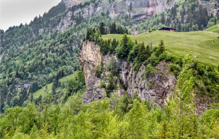 Unterhalb dieser Fluh lagern Tonnen von Munition, die Kandergrund noch viele Jahre beschäftigen werden. BILD: MARK POLLMEIER