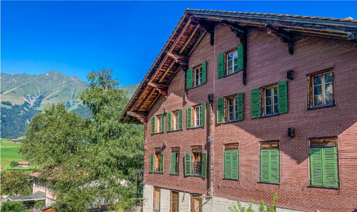 Das alte Schulhaus Hasli soll künftig zonenkonform bewohnt werden dürfen – links unten das neue Schulhaus. BILD: HSF