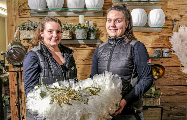 Anita Streit Marmet (l.) und Luana Eymann sind leidenschaftliche Floristinnen und haben ihren Teil zur gelungenen Ausstellung beigetragen. BILD: RUTH STETTLER