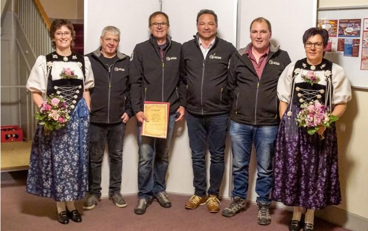 Bereits zum zweiten Mal Schweizermeister in der Gruppenmeisterschaft: Hansruedi Matthys, Peter Fuhrer, Beat Hänni und Peter Germann (v.l.) vom Schützenverein Frutigen. Krankheitshalber fehlt Toni Schmid. Ehrendamen sind Franziska Wenger und Franziska Lehnherr. BILDER: MARCEL MARMET