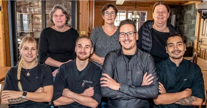 Hinten v. l.: Marianne Reichen, Christine Gerber (beide Housekeeping), Franziska Schranz (Service). Vorne v. l.: Milena Leiser (Service), Jean-Marc Deuber (Küche), Michael Künzi (Chef) und Kevin Kohler (Küche). BILD: MICHAEL SCHINNERLING