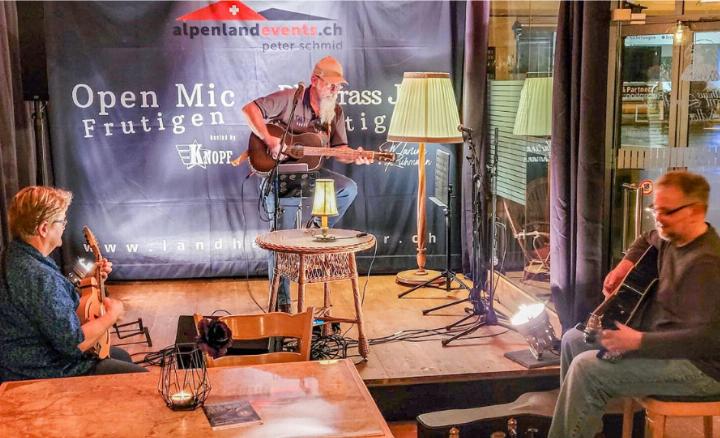 Klaus E. Kaupp von «Die Kleine Country-Band» (Mitte) zusammen mit Martina Ruhmann (l.) und Tom Klingl (r.) BILD: ZVG