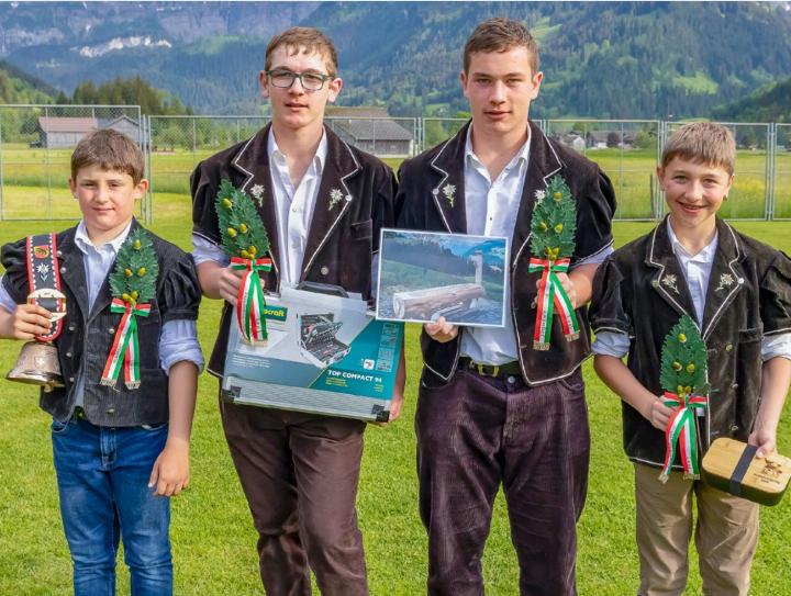 Vier der Frutigländer Zweiggewinner (v. l.): Elia Jaggi, Alex von Känel, Marcel von Känel und Marco Lauener vom Schwingclub Reichenbach. BILD: MICHAEL SCHINNERLING