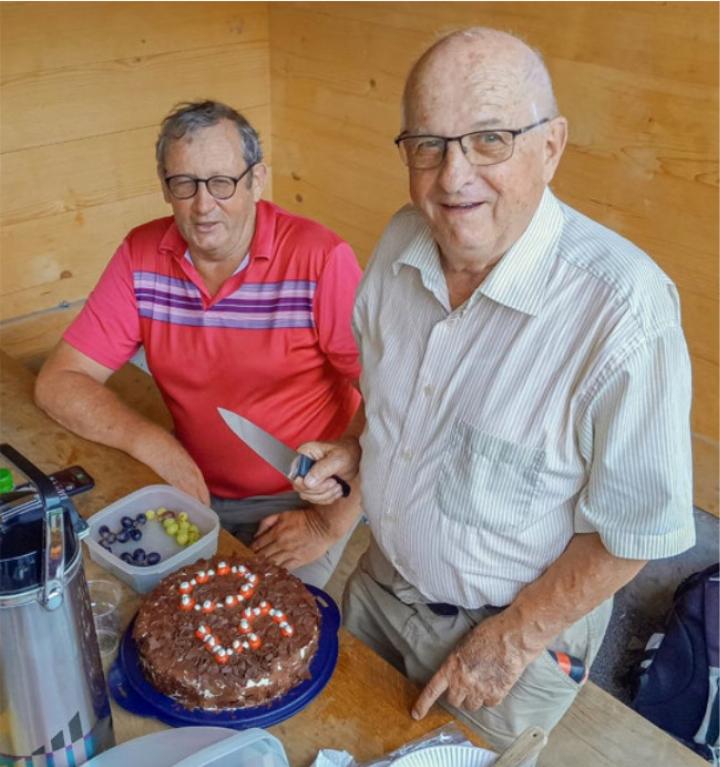 Gründungsmitglied Markus Kaltenrieder (r.) schneidet zusammen mit Gemeinderat Markus Grossen die Geburtstagstorte an. BILD: ZVG