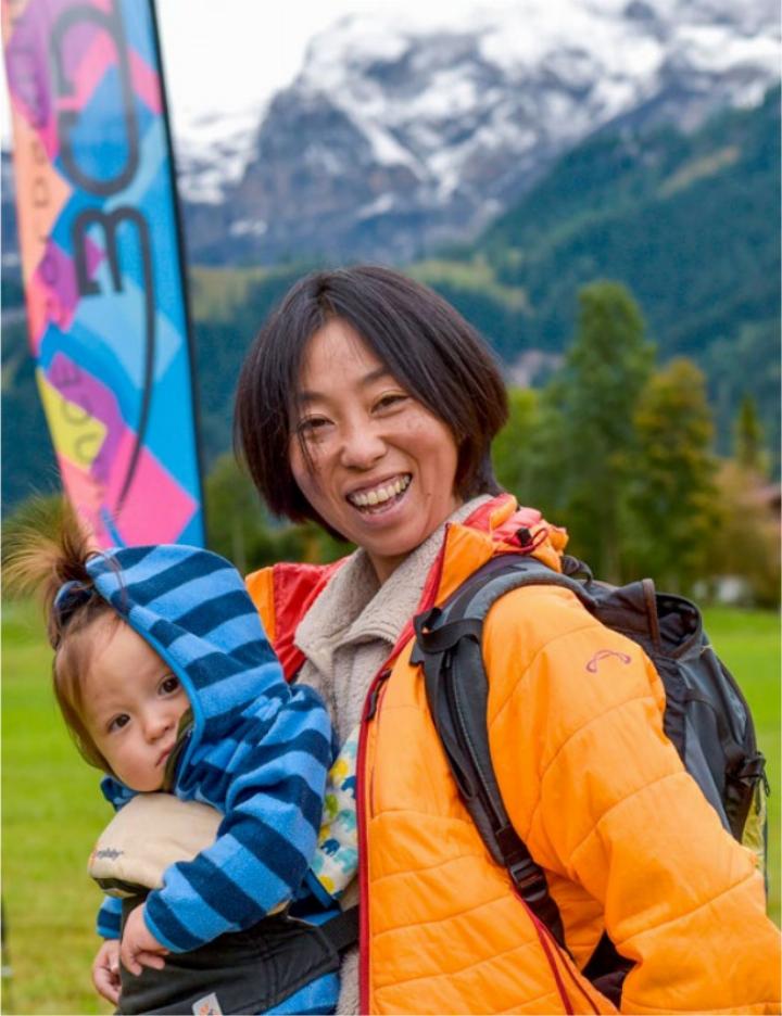 Tomoko Uno (hier mit ihrem Kind) nutzte den Anlass zum Energietanken. BILD: MS