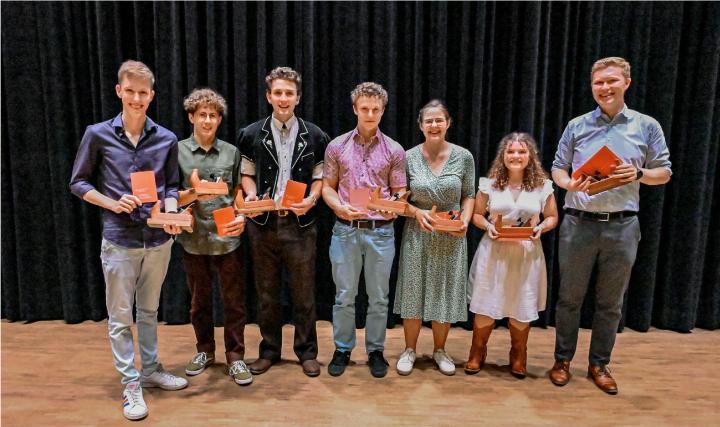 Zu den erfolgreichsten AbsolventInnen, die mit einem gravierten Hobel beschenkt wurden, gehören auch Samuel Ryter aus Kandergrund (3. v. l.) und Aline Inniger aus Adelboden (3. v. r.). BILDAUTOR