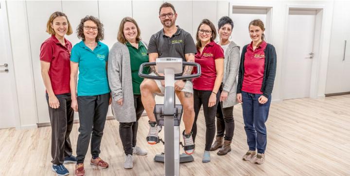 Das Team (v. l.): Danielle Trachsel, Susanne Aegler, Martina Feuz, Stefan Minuth, Anja Plüss, Theres Kirchler (Reinigung), Anja Bürklin. Es fehlt Irina Freiburghaus. BILD: MARTIN WENGER