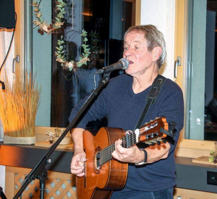 Tinu Heiniger sang und erzählte ganz offen von seiner Jugend. BILD: WI