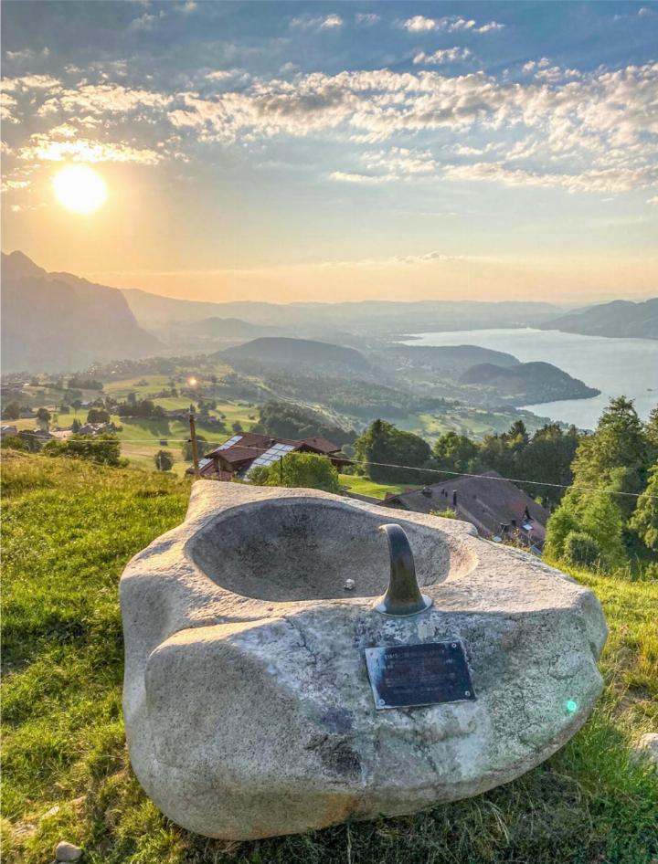 Der Brunnen auf der Aeschiallmend mit der Inschrift «Einigkeit macht stark. Dem Oberländischen Bund für die Erhaltung unserer Gewässer OBEG ist es dank seines engen Schulterschlusses und entschlossenen Handelns gelungen, die geplante Ableitung unserer Bäche zu verhindern. Oberländer, bleibt wachsam. 1973» BILD: MONIKA DÄPP