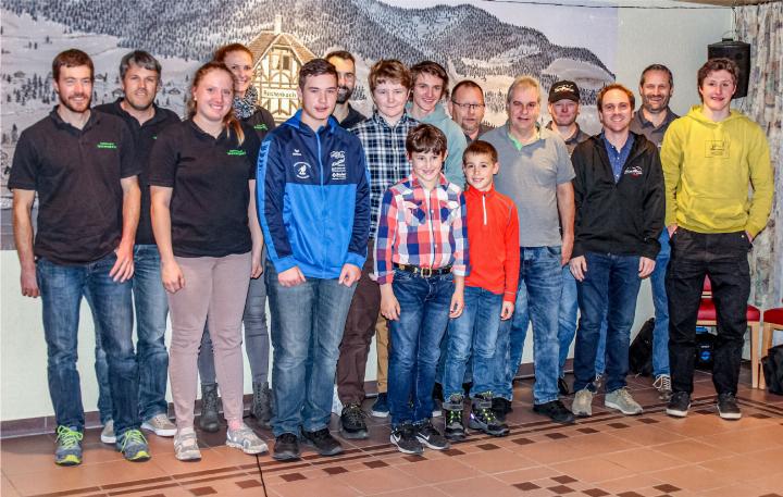 Von der Biathletin bis zum Tambourenverein: Zahlreiche Einzelpersonen und Vereine wurden am Freitagabend für herausragende Leistungen von der Gemeinde Reichenbach geehrt. BILD: MICHAEL MAURER