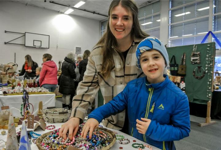 Für Matteo und Tina Steiner war es ein Vergnügen, in den vielen Perlenketten zu wühlen. BILD: RS