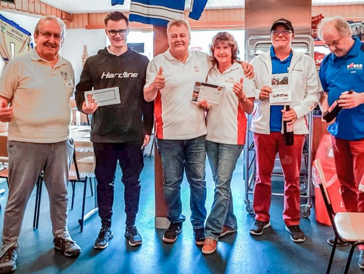 Die Turniersieger Geri Mätzener und Bernadet Gafner (Mitte) mit (v.l.) Chris Kormann, Jan Klossner, Bruno Kocher und Ueli Kunz. BILD: ZVG