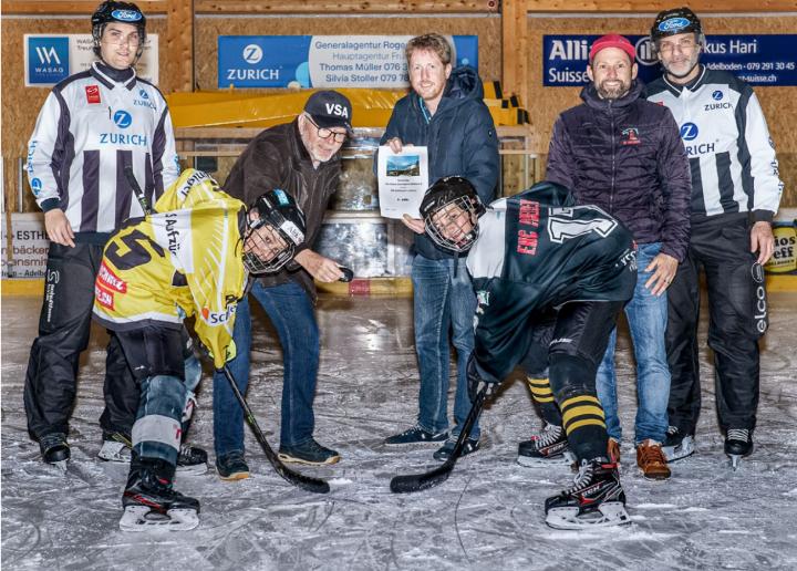 Nachdem er dem EHCA einen symbolischen Scheck in Höhe von 1000 Franken übergeben hatte, warf Rolf Henzmann (Präsident des Vereins Stammgäste Adelboden) den Puck ein – und initiierte damit den Juniorenmatch gegen Thun. BILD: MARIO ZIMMERMANN