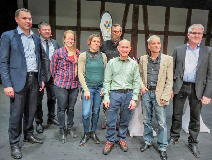 Die DiskussionsteilnehmerInnen (v. l.): Martin Rufer, Hans Jörg Rüegsegger, Aline Gerber, Regina Moser, Jürg Vollmer, Matthias Meier, Mathias Binswanger und Christian Hofer. BILD: PETER ROTHACHER