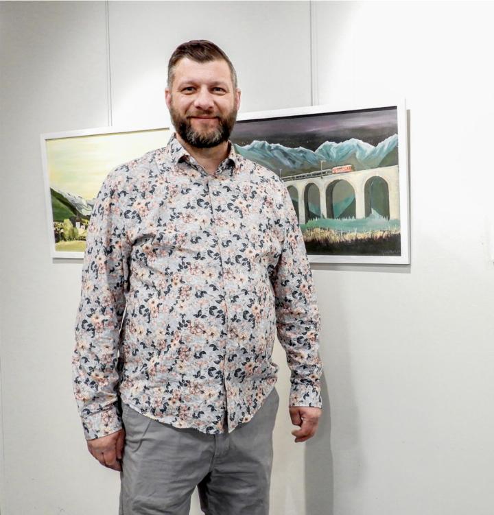 Adrian Germann hat eigens vier Bilder von Frutigen gemalt – zum Beispiel vom Bahnvidadukt. BILD: MONYA SCHNEIDER