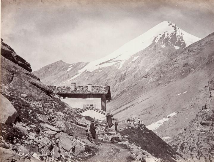 Das Hotel Schwarenbach mit der Altels im Hintergrund, aufgenommen um 1870. Die schwedische Kunstsammlerin Wilhelmina von Hallwyl erwarb die Fotografie auf einer ihrer Reisen in die Schweiz. Heute ist das Bild im Stockholmer Hallwyl-Museum ausgestellt. BILD: HALLWYLSKA MUSEET / WIKIMEDIA