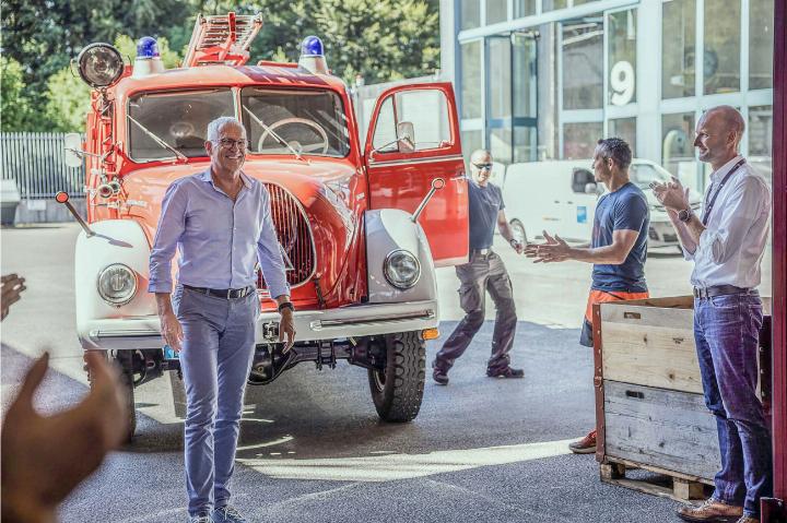 Im Juni wurde Martin Allenbach bei Schutz und Rettung Bern standesgemäss mit einem historischen Feuerwehrfahrzeug verabschiedet. BILD: ZVG