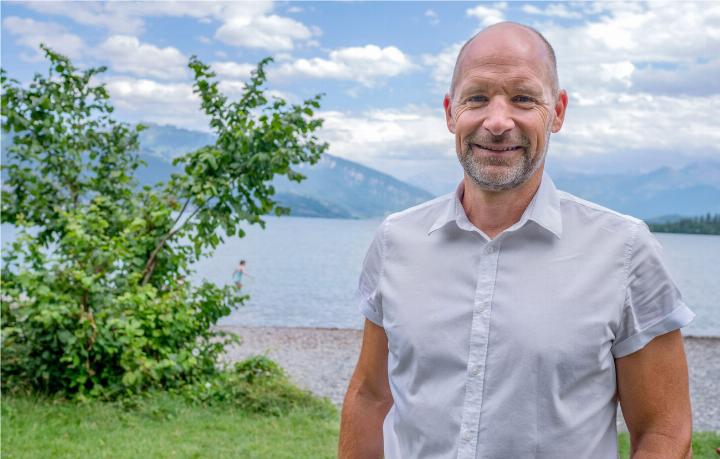 Vom angestellten Direktor zum selbstständigen Unternehmer: Jerun Vils am Ufer des Thunersees. BILD: HANS RUDOLF SCHNEIDER