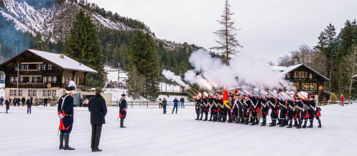 Die Ehrenformation des Kantons Bern schoss für den neuen Bundesrat auf der Kandersteger Bahnhofmatte einen Salut. BILDER: HANS RUDOLF SCHNEIDER