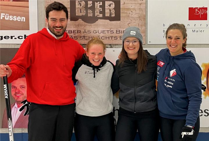 Das Siegerteam Chüjerstuba vom CC Adelboden: Denis Hari, Lia Germann, Larissa Hari, Céline Koller. BILD: BJÖRN ZRYD