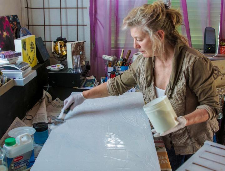 Ganz in ihrem Element: Gabriele Josi bei der Arbeit in ihrem Atelier an der Zrydsbrüggstrasse. BILDER: MARCEL MARMET