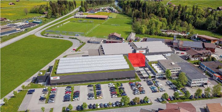 Blick auf das grosse Firmengelände von Bucher Hydraulics in Frutigen: Rot ist der Erweiterungsbau im Innenhof eingezeichnet. BILD: ZVG
