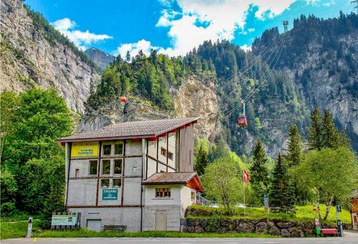 Die Talstation der Luftseilbahn Kandersteg-Sunnbüel (Gemmi) mit einer gerade abfahrenden Gondel. BILDER: MARK POLLMEIER