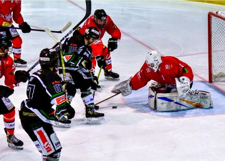 Der Adelbodner Tschanz (Rückennummer 95) mit einer guten Chance zum 2:0. BILD: BJÖRN ZRYD