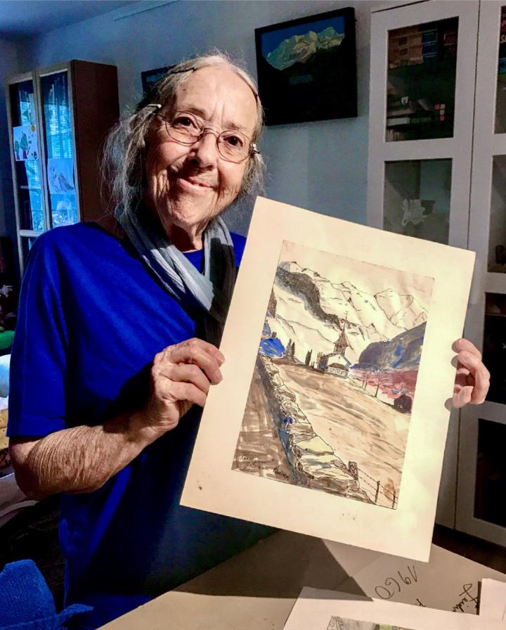 Heidi Kiliç-Zurbrügg aus Reichenbach zeigt eine Aquarellzeichnung der Kirche Kandergrund, die ihr Vater angefertigt hat. Das Malen war eine seiner Leidenschaften. BILD: HANS HEIMANN