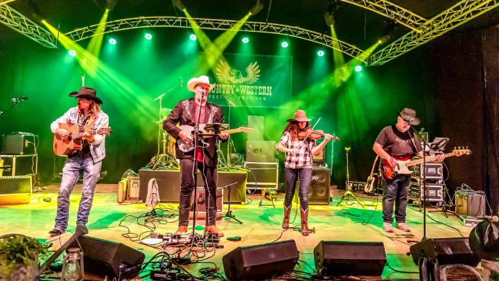 1: Alex Klein & The Las Vegas Country Band standen am Freitagabend auf der Bühne. BILDER: MICHAEL SCHINNERLING