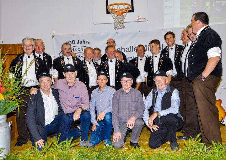 Das Bild zum Jubiläum: Die Sportschützen mit OK-Präsident Hansjürg Grossen (kniend, Zweiter von rechts) und den musikalischen Kollegen. BILD: ZVG