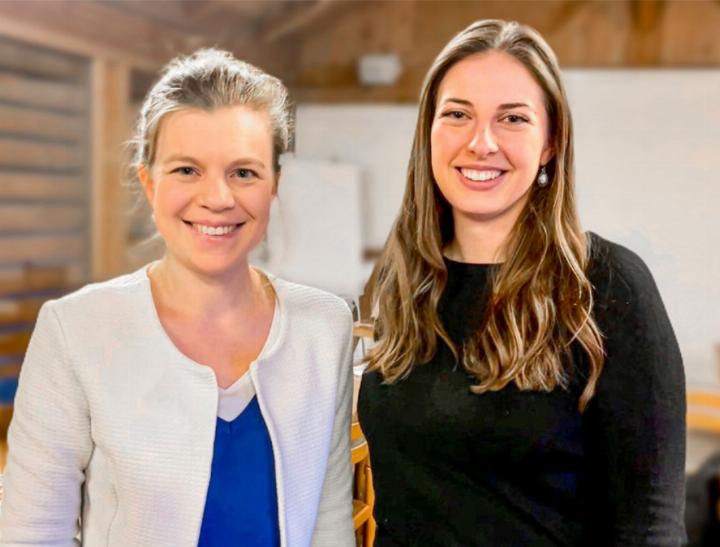 Nationalrätin Nadine Masshardt (l.) mit Vanessa Bieri, Co-Präsidentin der SP Frutigland. BILD: ZVG