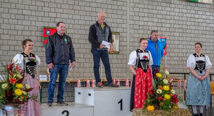 Das Siegerpodest der Festsiegerkonkurrenz in der Kategorie E mit (v. l.) Reto Stoll (Rüschegg), Christian Schranz (Brienzwiler) und Jean-Marc Cottier (Blankenburg). BILDER: MARCEL MARMET