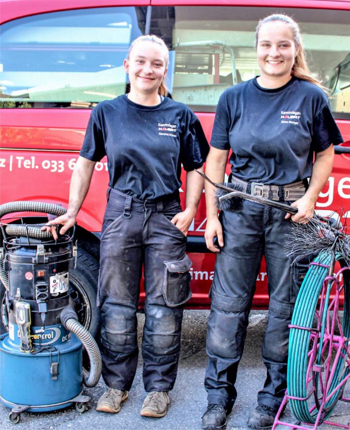 Die beiden Kaminfegerinnen Ramona Grimm (links) und Elena Wenger vor dem Firmenwagen. BILD: PETER ROTHACHER