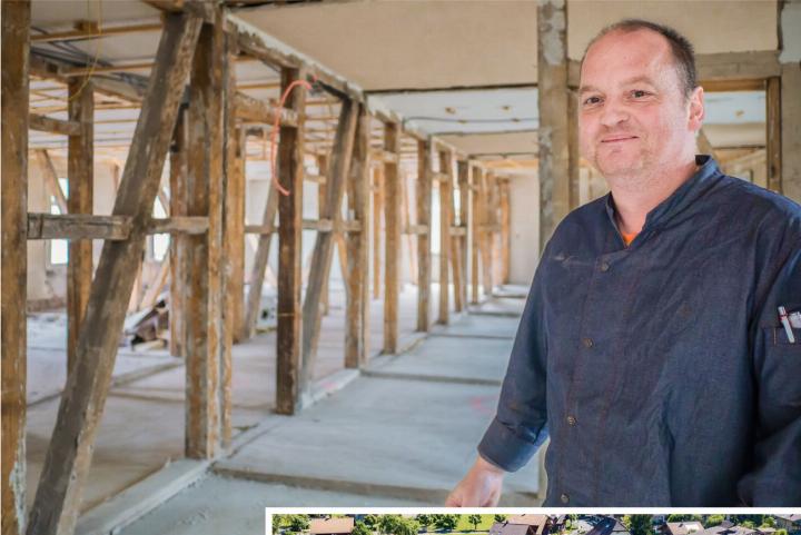 Andreas Hossmann im zweiten Stock seines Betriebs: Die herausgerissenen Zimmerwände f örderten einige Überraschungen zutage.