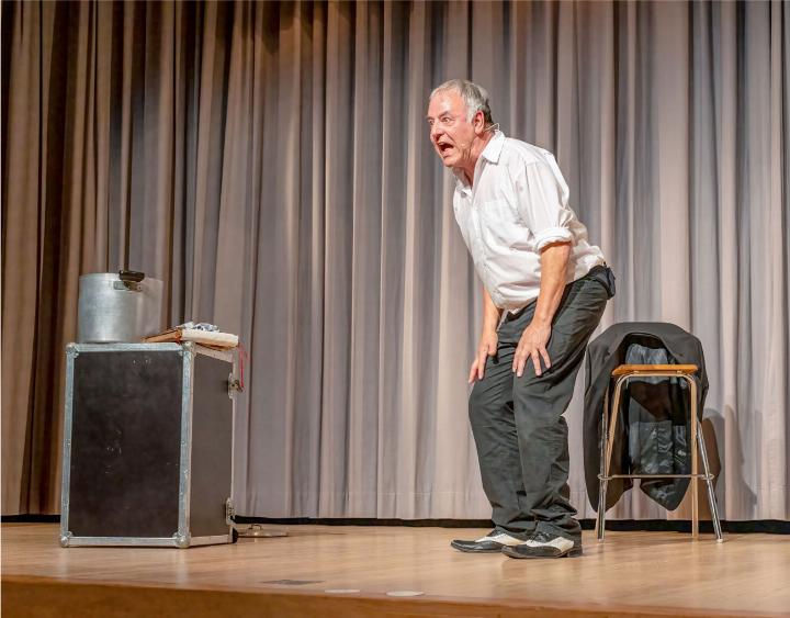 Stimmgewalt gewürzt mit schweisstreibender Gestik: In seiner Show erntete Rolf Schmid Lachsalven en masse. BILDER: MARTIN WENGER