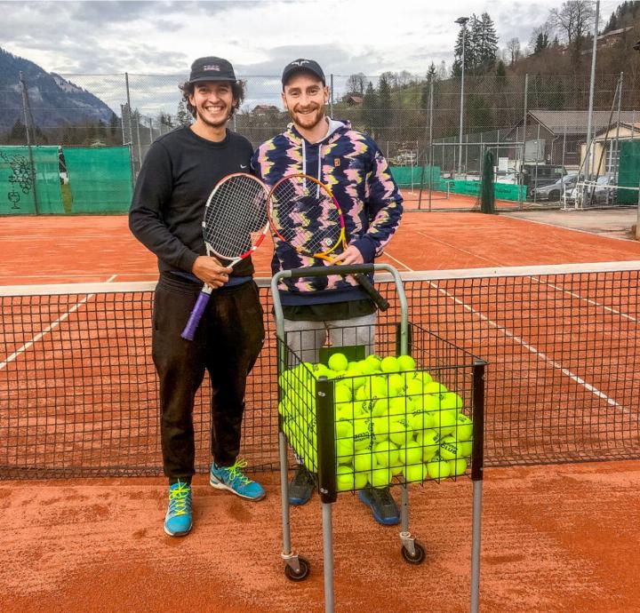 Nevio Guadalupi (l.) und Noel Nussbaum haben viele Ideen fürs Tennistraining und freuen sich auf die neue Saison. BILD: BARBARA WILLEN