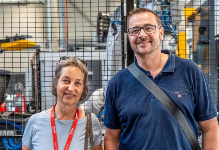 Die vielen Roboter, die Präzision und die vielen Messungen faszinierten Bettina und Peter Mani sehr. Die vielen Roboter, die Präzision und die vielen Messungen faszinierten Bettina und Peter Mani sehr.