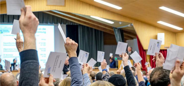 Bei Traktandum eins herrschten klare Mehrheitsverhältnisse: Das Budget 2023 wurde diskussionslos angenommen. BILDER: JULIAN ZAHND